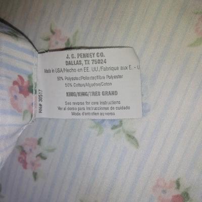 JC Penney Plaid & Flower reversible King Size comforter set with pillowcases, Comforter and Sheets
