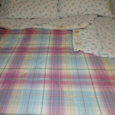 JC Penney Plaid & Flower reversible King Size comforter set with pillowcases, Comforter and Sheets