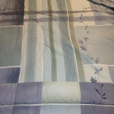 JC Penney Home Collection King Comforter with matching shams and bed skirt