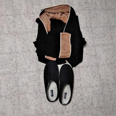 King Robe Design One size fits all Bath Robe with Dockers Brand slippers