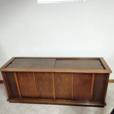 Working with Great sound, Antique Magnavox AM/ FM Tuner with Record player in cabinet storage for Records!