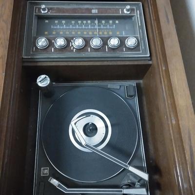 Working with Great sound, Antique Magnavox AM/ FM Tuner with Record player in cabinet storage for Records!
