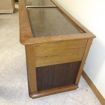 Working with Great sound, Antique Magnavox AM/ FM Tuner with Record player in cabinet storage for Records!