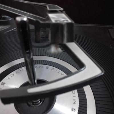 Working with Great sound, Antique Magnavox AM/ FM Tuner with Record player in cabinet storage for Records!