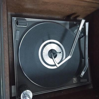 Working with Great sound, Antique Magnavox AM/ FM Tuner with Record player in cabinet storage for Records!