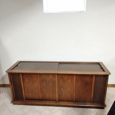 Working with Great sound, Antique Magnavox AM/ FM Tuner with Record player in cabinet storage for Records!