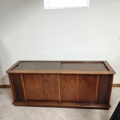 Working with Great sound, Antique Magnavox AM/ FM Tuner with Record player in cabinet storage for Records!