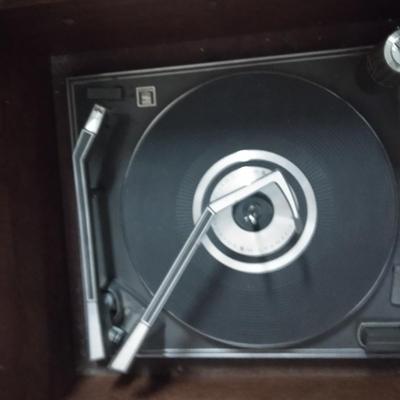 Working with Great sound, Antique Magnavox AM/ FM Tuner with Record player in cabinet storage for Records!