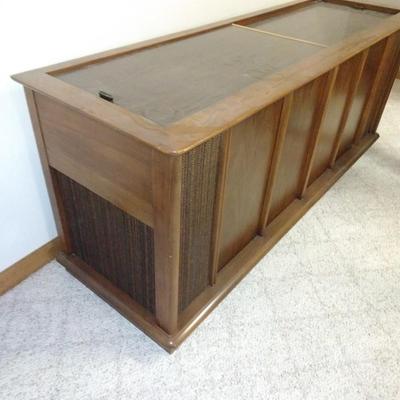 Working with Great sound, Antique Magnavox AM/ FM Tuner with Record player in cabinet storage for Records!