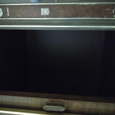 Working with Great sound, Antique Magnavox AM/ FM Tuner with Record player in cabinet storage for Records!