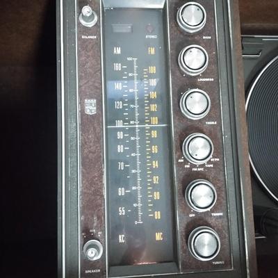 Working with Great sound, Antique Magnavox AM/ FM Tuner with Record player in cabinet storage for Records!