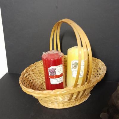 Vintage Oh Sh!t Hunter & Bear Novelty Ceramic Hunting Sculpture Candles, and a vase