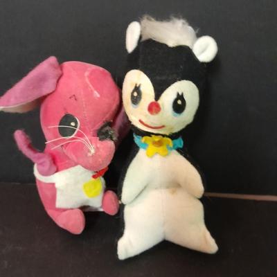 Vintage Hoptimist "Baby Bird" Mobile Two vintage 76' stuffed animals, and a sand art cat picture