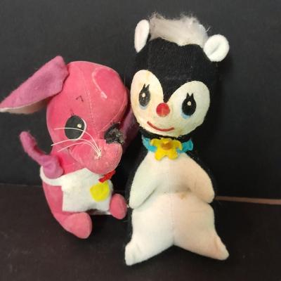 Vintage Hoptimist "Baby Bird" Mobile Two vintage 76' stuffed animals, and a sand art cat picture