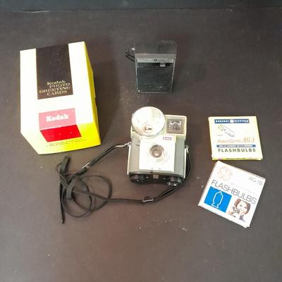 Vintage Kodak Brownie Starmite  camera and General Electric solid state AM radio