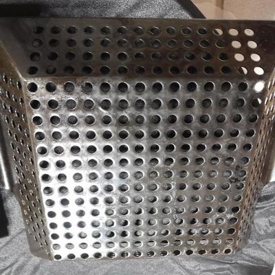 New Pyrex portables covered dish with carry case, and a Grill Wok