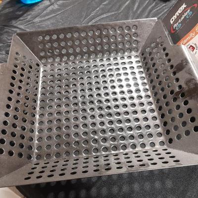 New Pyrex portables covered dish with carry case, and a Grill Wok