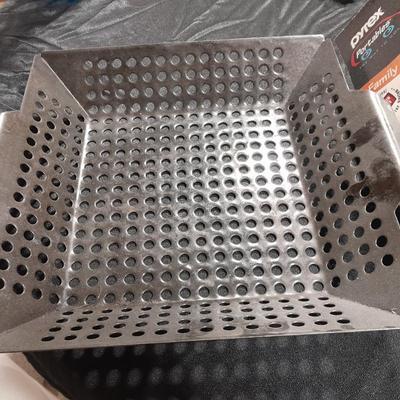 New Pyrex portables covered dish with carry case, and a Grill Wok