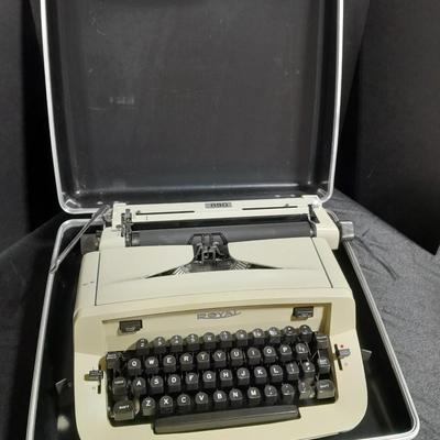 Rugged Royal All metal structural design 890 typewriter with hard sided case