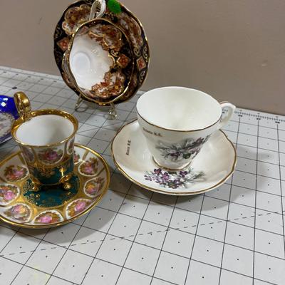  4 Tea Cups and Saucers - elegant! 