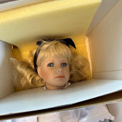 World Gallery Dolls and Collectibles Alice in Wonderland