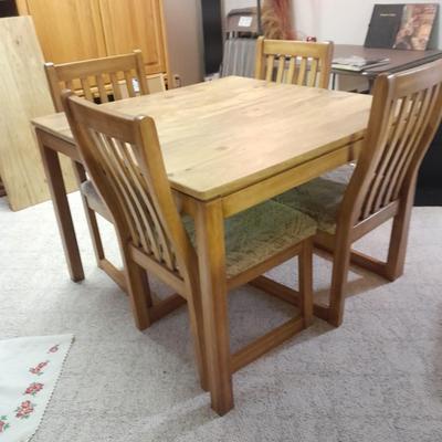 Nice Dining room table with 4 fabric seated chairs. Table and 4 chairs with Leaf