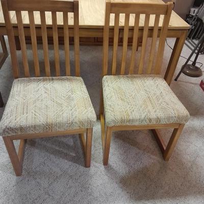 Nice Dining room table with 4 fabric seated chairs. Table and 4 chairs with Leaf