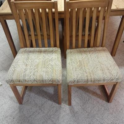 Nice Dining room table with 4 fabric seated chairs. Table and 4 chairs with Leaf