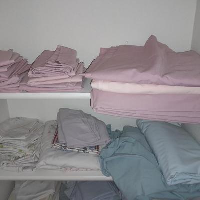 Flat King and Queen Sized sheets with lots of pillowcases