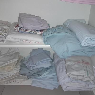 Flat King and Queen Sized sheets with lots of pillowcases