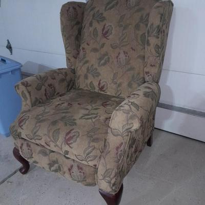 Reclining Livingroom chair with wooden claw feet