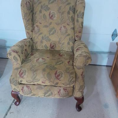 Reclining Livingroom chair with wooden claw feet