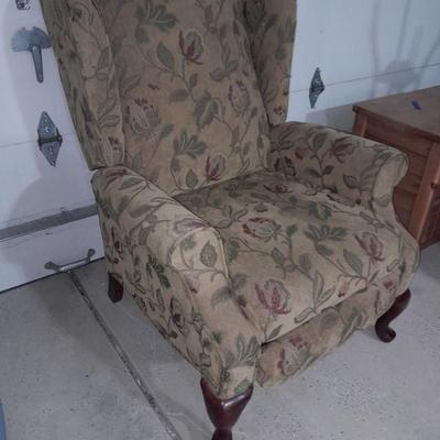 Reclining Livingroom chair with wooden claw feet