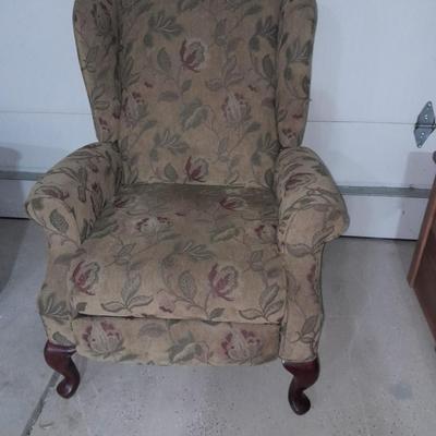 Reclining Livingroom chair with wooden claw feet