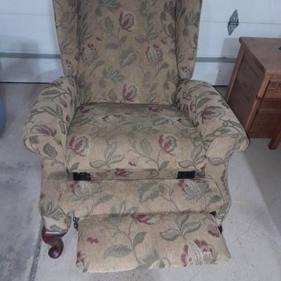 Reclining Livingroom chair with wooden claw feet