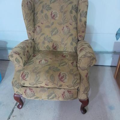 Reclining Livingroom chair with wooden claw feet