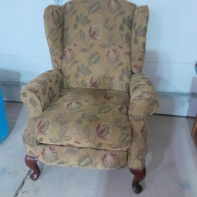 Reclining Livingroom chair with wooden claw feet