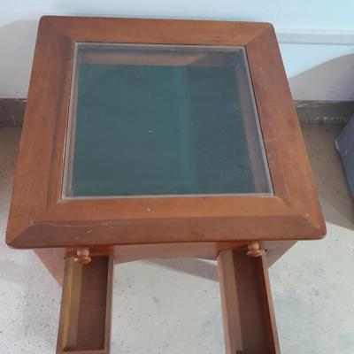 Riverside Furniture Glass top felted drawer Display case End table