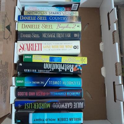 Softback books, Elixabeth Lowell, Danielle Steele, Jess Gerritsen, Patricial Cornwell and more