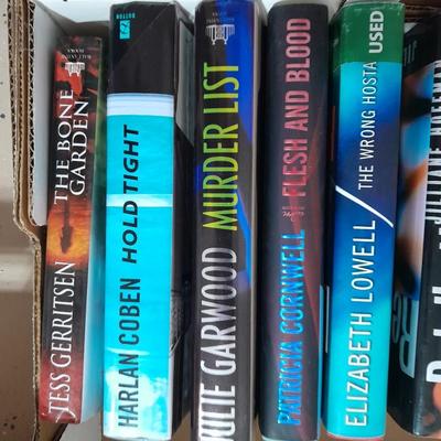 Softback books, Elixabeth Lowell, Danielle Steele, Jess Gerritsen, Patricial Cornwell and more