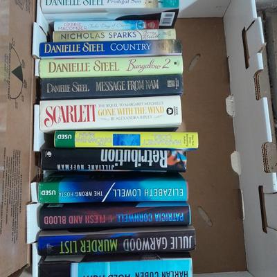 Softback books, Elixabeth Lowell, Danielle Steele, Jess Gerritsen, Patricial Cornwell and more