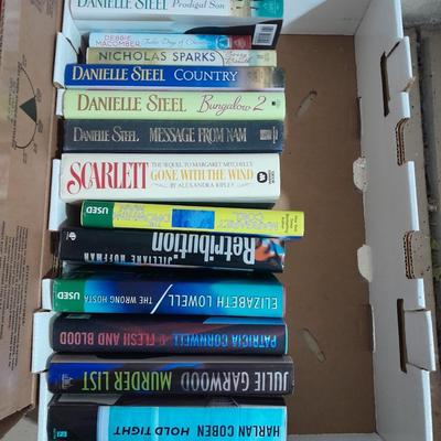 Softback books, Elixabeth Lowell, Danielle Steele, Jess Gerritsen, Patricial Cornwell and more