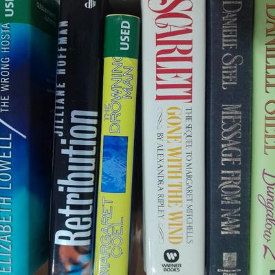 Softback books, Elixabeth Lowell, Danielle Steele, Jess Gerritsen, Patricial Cornwell and more