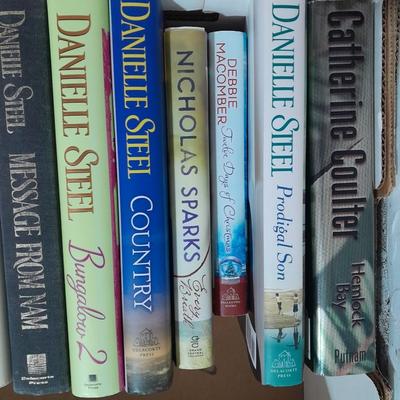 Softback books, Elixabeth Lowell, Danielle Steele, Jess Gerritsen, Patricial Cornwell and more