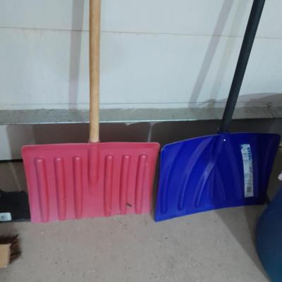 Snow shovels, Push broom, mop, and how with a 18 gallon rope tote