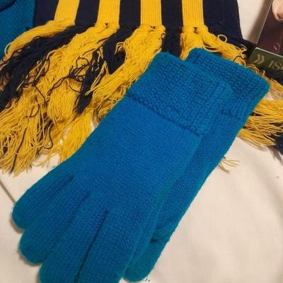 Winter scarves and gloves Isotoner new driving gloves