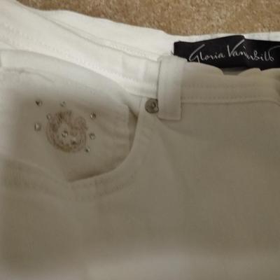 Three pair of Gloria Vanderbilt white Capri / long shorts size 12