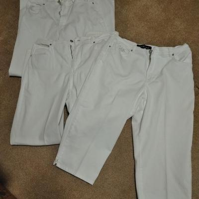 Three pair of Gloria Vanderbilt white Capri / long shorts size 12