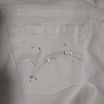 Three pair of Gloria Vanderbilt white Capri / long shorts size 12