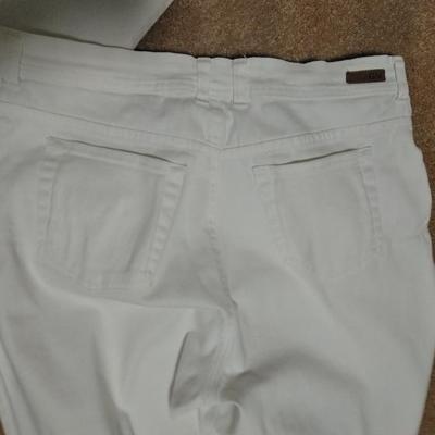 Three pair of Gloria Vanderbilt white Capri / long shorts size 12